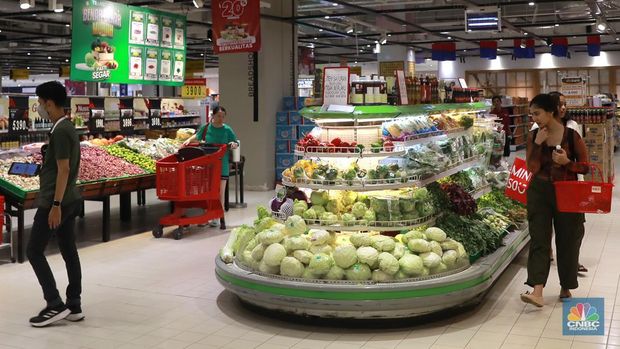 Pengunjung berbelanja kebutuhan bahan pokok di salah satu supermarket di kawasan Kuningan, Jakarta, Jumat, 26/4. Harga bahan pokok pasca Idulfitri 1445 Hijriah atau Lebaran 2024 cenderung tetap. (CNBC Indonesia/Muhamad Sabki)