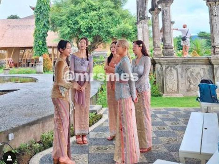 Hyoyeon Girls Generation hingga Dita Karang Secret Number saat syuting reality show My Way Package Season 2: Pick Me Trip in Bali. (Instagram @ditaemon09)