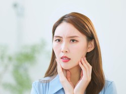 5 Bahan Skincare Aneh Viral, Toner dari Cairan Infus Hingga Urine untuk Jerawat