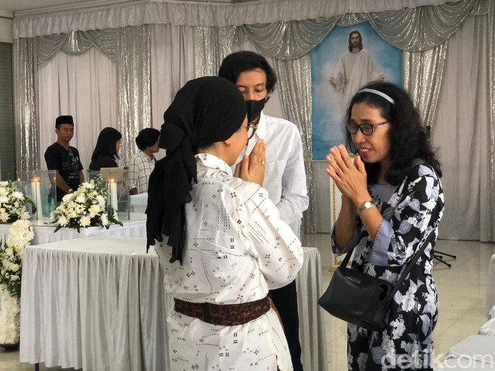 Istri mendiang Joko Pinurbo, Nuraini Amperawati Firmina, di Rumah Duka PUKY, Sonosewu, Kabupaten Bantul, Sabtu (27/4/2024) siang.