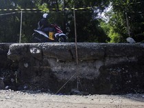 Hati-hati! Jalan Raya Loji Karawang Ambles