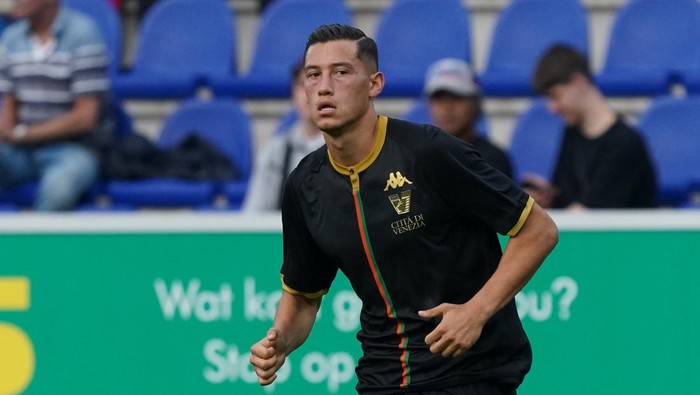 ZWOLLE, NETHERLANDS - JULY 28: Jay Idzes of FC Venezia looks on during the pre-season friendly match between PEC Zwolle and Venezia FC at the MAC³PARK stadion on July 28, 2023 in Zwolle, Netherlands (Photo by Jeroen Meuwsen/BSR Agency/Getty Images)