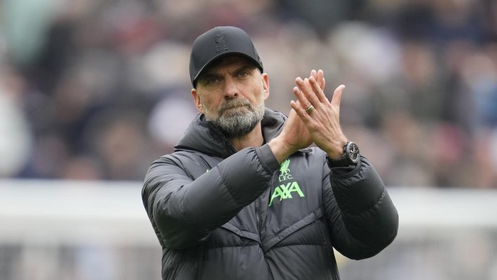 Liverpools manager Jurgen Klopp applauds at the end of the English Premier League soccer match between West Ham United and Liverpool at London stadium in London, Saturday, April 27, 2024. The match ended in a 2-2 draw. (AP Photo/Kin Cheung)