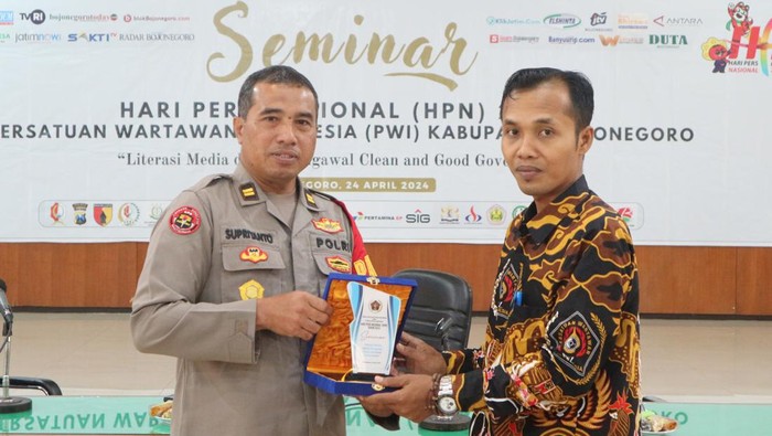 Kapolres Bojonegoro menerima penghargaan dari Ketua PWI Bojonegoro.