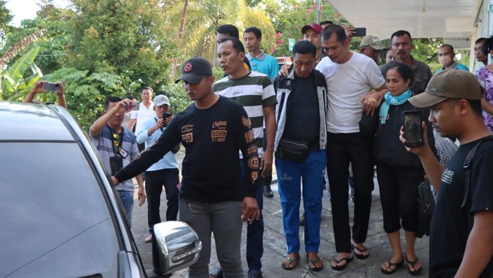 Kepsek Safrin Zebua saat dibawa menuju kantor polisi. (Dok. Polres Nisel)