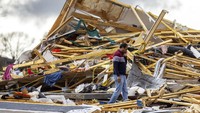 Rumah warga ambruk usai diterjang tornado. Chris Machian/Omaha World-Herald via AP.