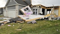 Atap terlepas dari bangunan rumah usai disapu tornado.