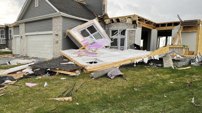 Kerusakan Akibat Terjangan Tornado di Omaha Badai tornado menerjang kawasan Omaha, Nebraska, Amerika Serikat, Jumat (26/4) waktu setempat. Badai itu mengakibatkan bangunan rumah rusak.
