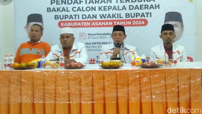 Ketua DPD PKS Asahan Henri Siregar saat menggelar konferensi pers terkait penjaringan kepala daerah.