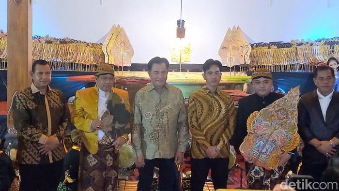 Ketum Partai Bulan Bintang (PBB) Yusril Ihza Mahendra, dan Wali Kota Solo Gibran Rakabuming Raka, di Lodji Gandrung, Sabtu (27/4/2024).