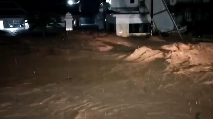 Kondisi Jalan Poros Enrekang-Toraja usai dilanda banjir bandang. Dokumen Istimewa Kondisi Jalan Poros Enrekang-Toraja usai dilanda banjir bandang. Dokumen Istimewa