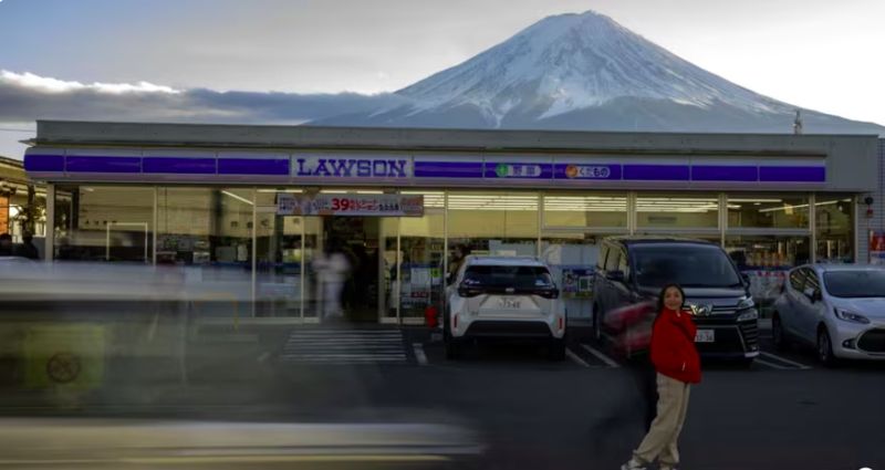 Lawson berlatar Gunung Fuji