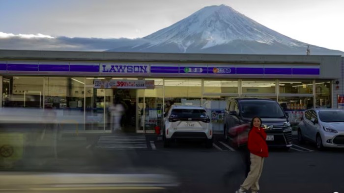 Lawson berlatar Gunung Fuji