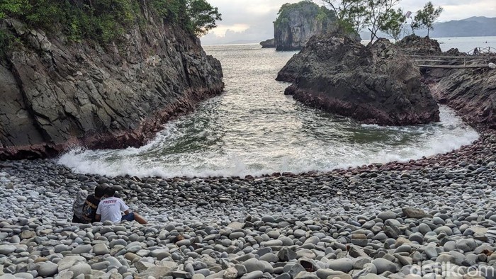 Lembah Watu Pawon di Pantai Kuyon Trenggalek.
