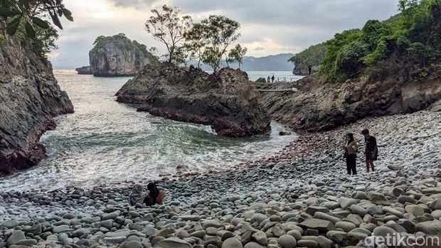 Lembah Watu Pawon di Pantai Kuyon Trenggalek