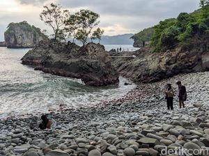 Pesona Lembah Watu Pawon di Pantai Kuyon Trenggalek