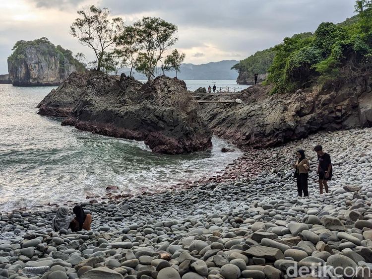 Pesona Lembah Watu Pawon di Pantai Kuyon Trenggalek