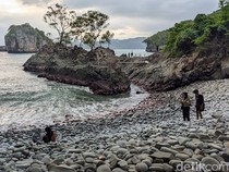 Pesona Lembah Watu Pawon di Pantai Kuyon Trenggalek