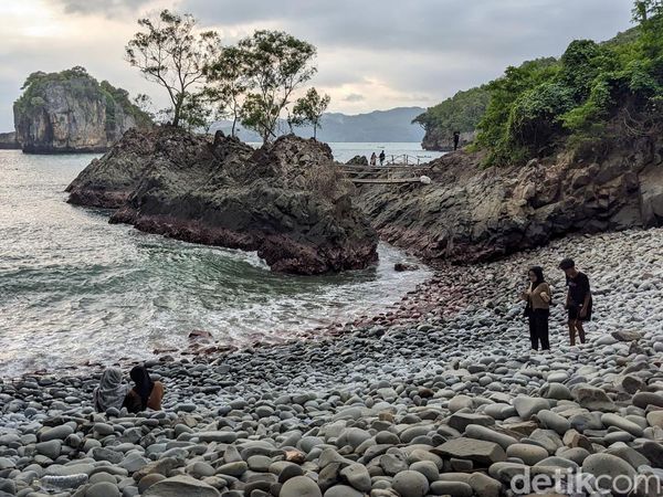 Pesona Lembah Watu Pawon di Pantai Kuyon Trenggalek