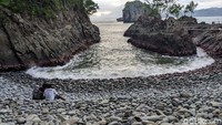 Pantai mini instagramable dengan hamparan bebatuan unik.