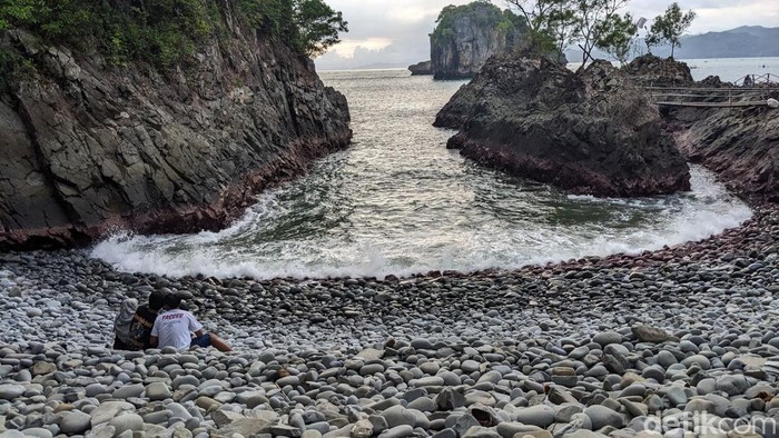 Lembah Watu Pawon di Pantai Kuyon Trenggalek Lembah Watu Pawon di Pantai Kuyon Trenggalek