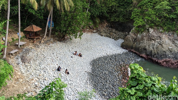 Lembah Watu Pawon di Pantai Kuyon Trenggalek
