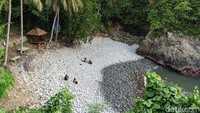 Lembah Watu Pawon merupakan bagian kecil dari destinasi Pantai Kuyon, di Desa Nglebeng, Kecamatan Panggul, Trenggalek.