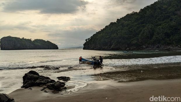 Lembah Watu Pawon di Pantai Kuyon Trenggalek