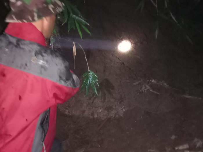 Lokasi dua rumah tertimbun longsor di Padukuhan Suru, Kalurahan Kampung, Kapanewon Ngawen, Kabupaten Gunungkidul, Jumat (27/4/2024) malam.