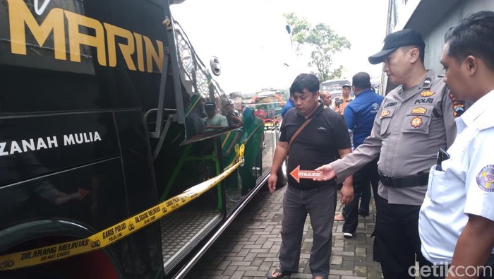 Lokasi penemuan mayat di bagasi bus di halaman parkir masjid kampus Unsiq Wonosobo.