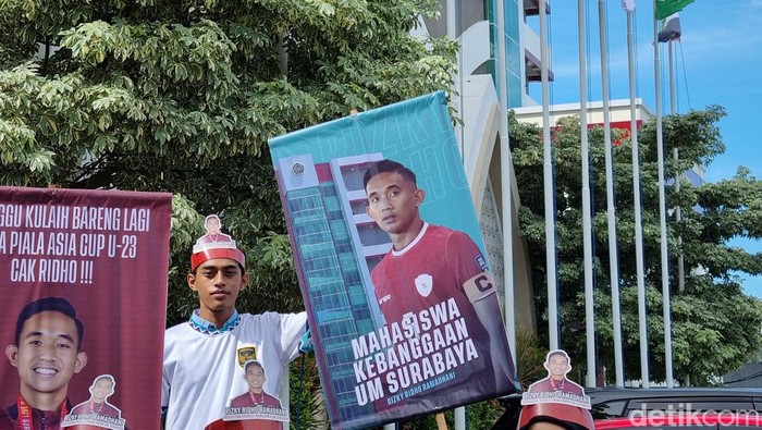 Mahasiswa UM Surabaya pajang poster Rizky RIdho di kampus usai Timnas U-23 menang.