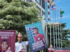 Timnas Menang, Teman Kampus Pajang Poster Rizky Ridho di UM Surabaya