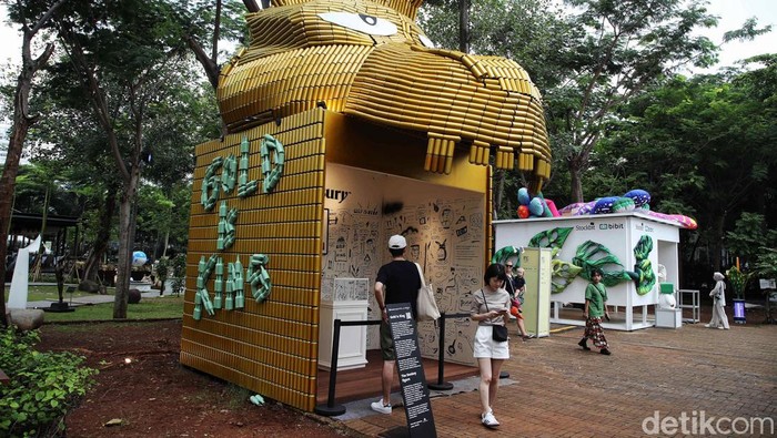 Pameran Art Jakarta Gardens digelar di Hutan Kota Plataran Senayan. Pameran ini cocok bagi yang ingin menghabiskan waktu akhir pekan bersama teman dan keluarga.