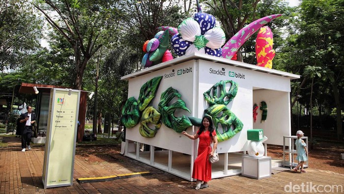 Pameran Art Jakarta Gardens digelar di Hutan Kota Plataran Senayan. Pameran ini cocok bagi yang ingin menghabiskan waktu akhir pekan bersama teman dan keluarga.