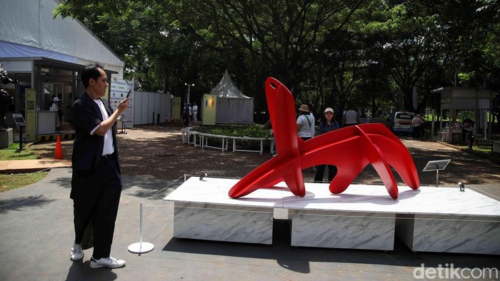 Pameran Art Jakarta Gardens digelar di Hutan Kota Plataran Senayan. Pameran ini cocok bagi yang ingin menghabiskan waktu akhir pekan bersama teman dan keluarga.
