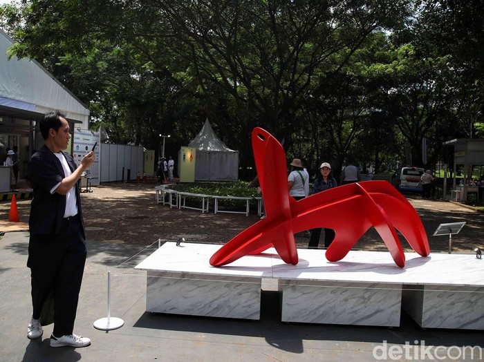 Menghabiskan Waktu Akhir Pekan dengan Menikmati Instalasi Seni Pameran Art Jakarta Gardens digelar di Hutan Kota Plataran Senayan. Pameran ini cocok bagi yang ingin menghabiskan waktu akhir pekan bersama teman dan keluarga.