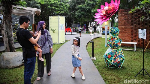 Pameran Art Jakarta Gardens digelar di Hutan Kota Plataran Senayan. Pameran ini cocok bagi yang ingin menghabiskan waktu akhir pekan bersama teman dan keluarga.