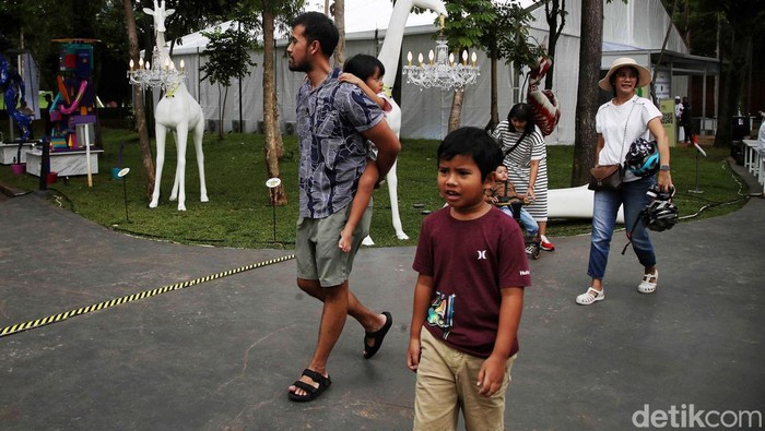 Pameran Art Jakarta Gardens digelar di Hutan Kota Plataran Senayan. Pameran ini cocok bagi yang ingin menghabiskan waktu akhir pekan bersama teman dan keluarga.
