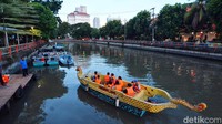 Selain menikmati taman yang indah. Pengujung juga bisa menikmati wisata perahu Kalimas. Perahu tersebut akan menyusuri sungai mulai Taman Prestasi hingga Jembatan Kalimas.