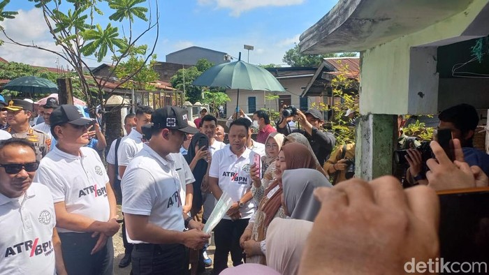 Menteri ATR/BPN Agus Harimurti Yudhoyono saat memberikan sertipikat PTSL ke warga Romangpolong, Gowa.