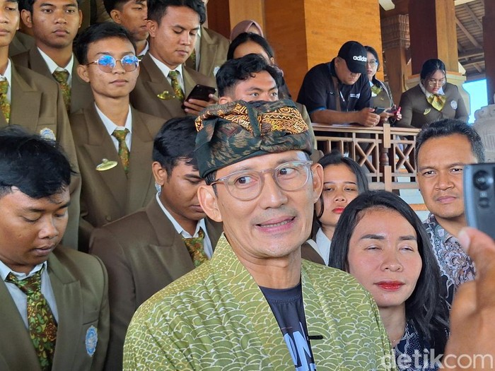 Menteri Pariwisata dan Ekonomi Kreatif (Menparekraf) Sandiaga Salahuddin Uno saat ditemui di Politeknik Pariwisata, Badung, Bali pada Sabtu (27/4/2024). (Zheerlin Larantika Djati Kusuma/detikBali)