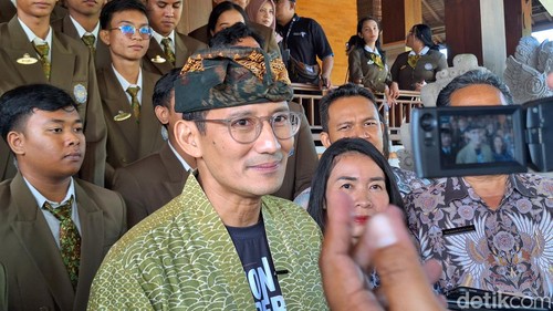 Menteri Pariwisata dan Ekonomi Kreatif Sandiaga Salahuddin Uno saat ditemui di Politeknik Pariwisata, Badung, Bali pada Sabtu (27/4/2024). (Zheerlin Larantika Djati Kusuma/detikBali)