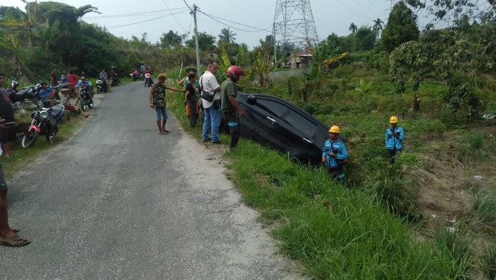 Mobil Pencuri Kabel di Siantar Sumut Nyungsep ke Parit saat Kabur dari Warga