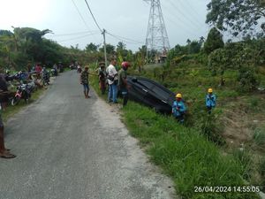 Mobil Pencuri Kabel di Siantar Sumut Nyungsep ke Parit saat Kabur dari Warga