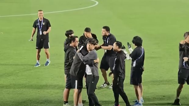 Pelatih Timnas Indonesia U-23, Shin Tae yong (STY), menunjukkan rasa empati, profesional dan jiwa sportif dengan memberikan semangat kepada Timnas Korea Selatan (Korsel)  usai Timnas Indonesia Garuda Muda menang adu penalti di perempat final Piala Asia U-23. (Tangkapan layar Youtube)