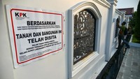 Papan penyitaan tertempel di pagar rumah Erik Atrada. Seperti diketahui, KPK telah melakukan OTT terhadap Bupati Labuhanbatu Erik Atrada Ritonga bersama sejumlah orang pada Kamis (11/1/2024) lalu. 
