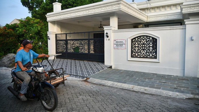 Penampakan Rumah Bupati Labuhanbatu yang Disita KPK Papan tanda penyitaan tanah dan bangunan oleh KPK terpasang di tembok rumah milikΒ Bupati Labuhan Batu nonaktif Erik Atrada RitongaΒ di Medan, Sumatera Utara, Jumat (26/4/2024). KPK menyita rumah dan aset-aset milik Erik Atrada yang telah ditetapkan sebagai tersangka dalam kasus dugaan suap pengadaan barang dan jasa di lingkup Pemerintah Kabupaten Labuhan Batu, Sumatera Utara. ANTARA FOTO/Fransisco Carolio/nym.