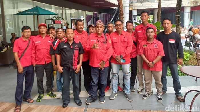 Pengurus anak ranting dan saksi DPC PDIP Sukoharjo, saat konferensi persi di The Park Mall Solo Baru, Sabtu (27/4/2024).