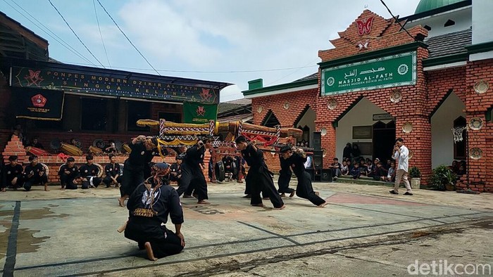 Permainan adu lisung di Sukabumi.