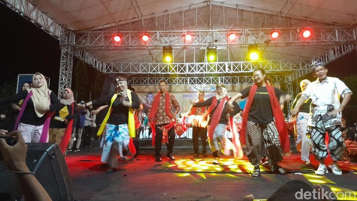 Pertunjukkan tari di Alun-alun Demak, Sabtu (27/4/2024) malam.